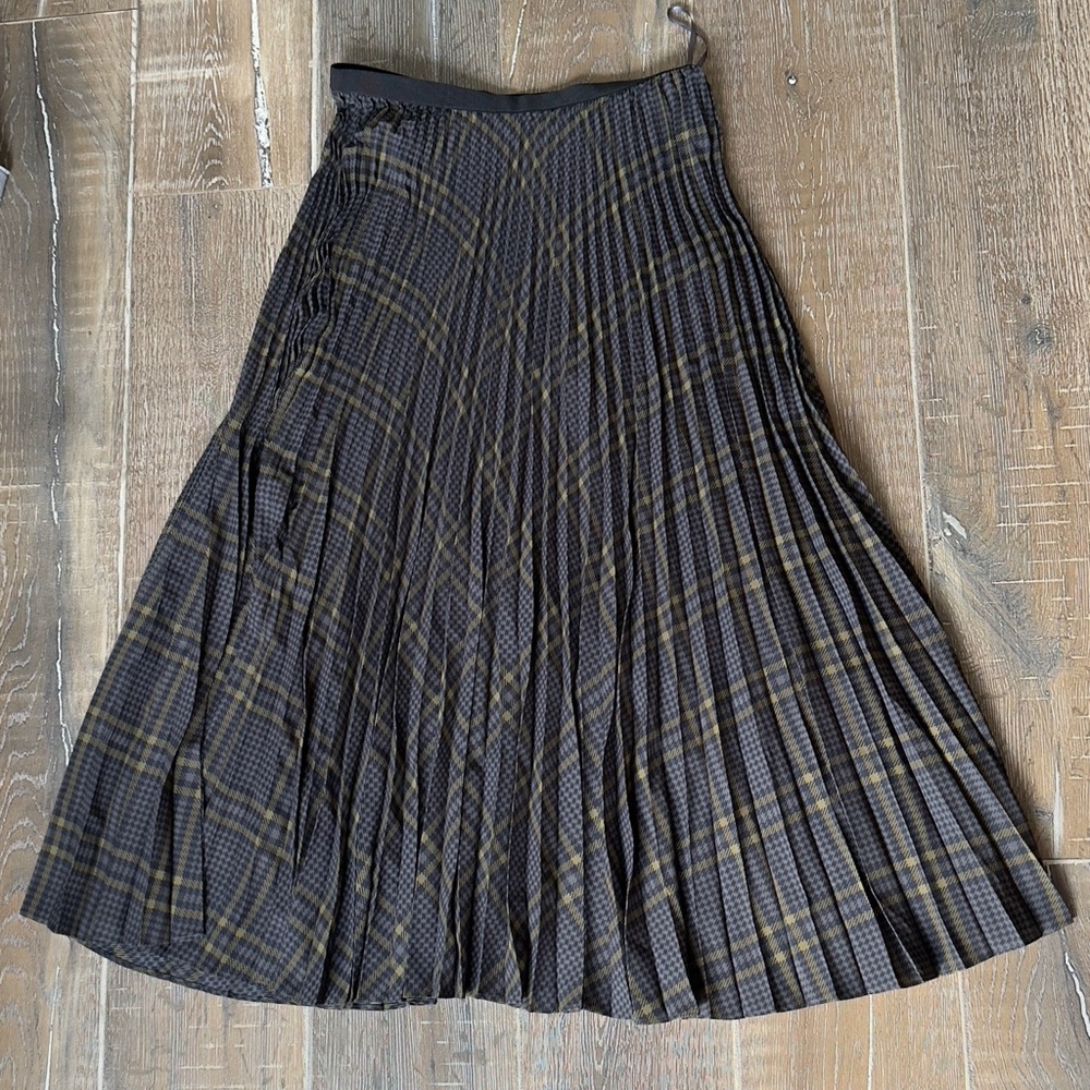 Uniqlo pleated dark skirt. Size L